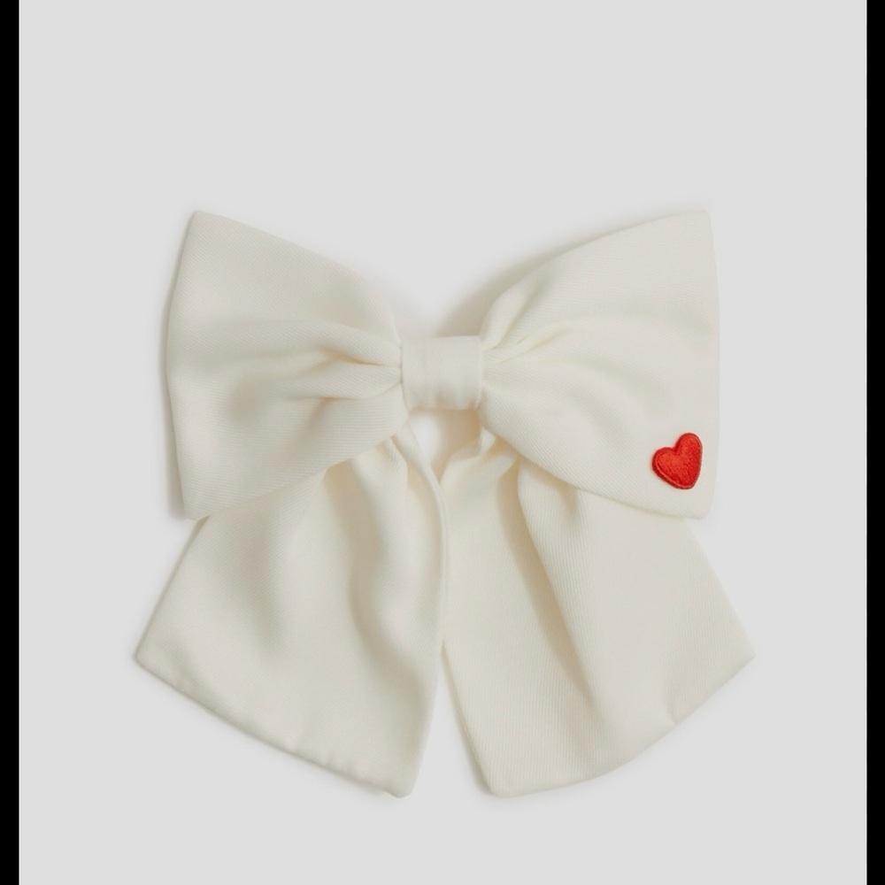 NWT Ivory Hair Bow with heart detail